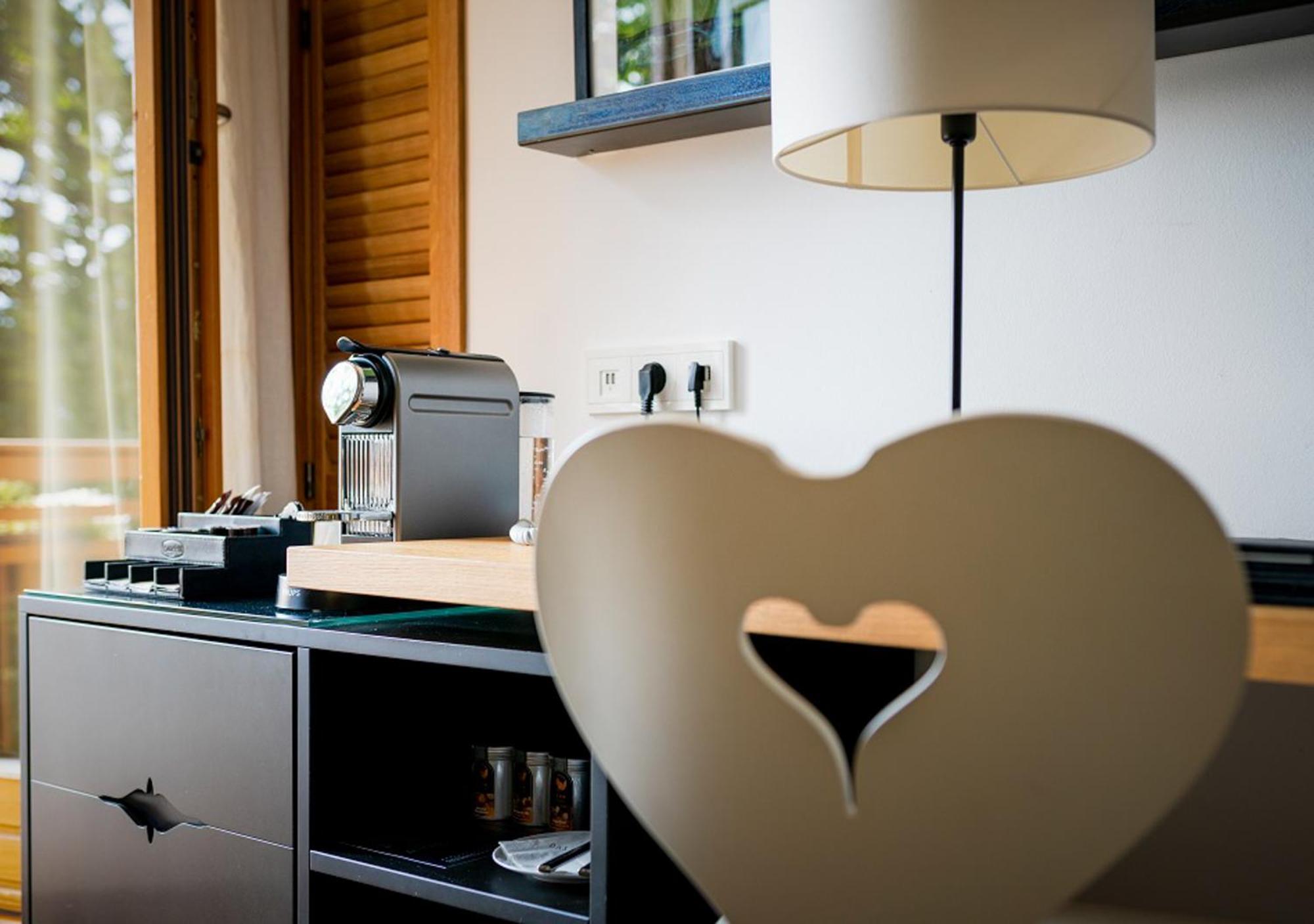 Das Tegernsee Dış mekan fotoğraf A Nespresso machine in a hotel room