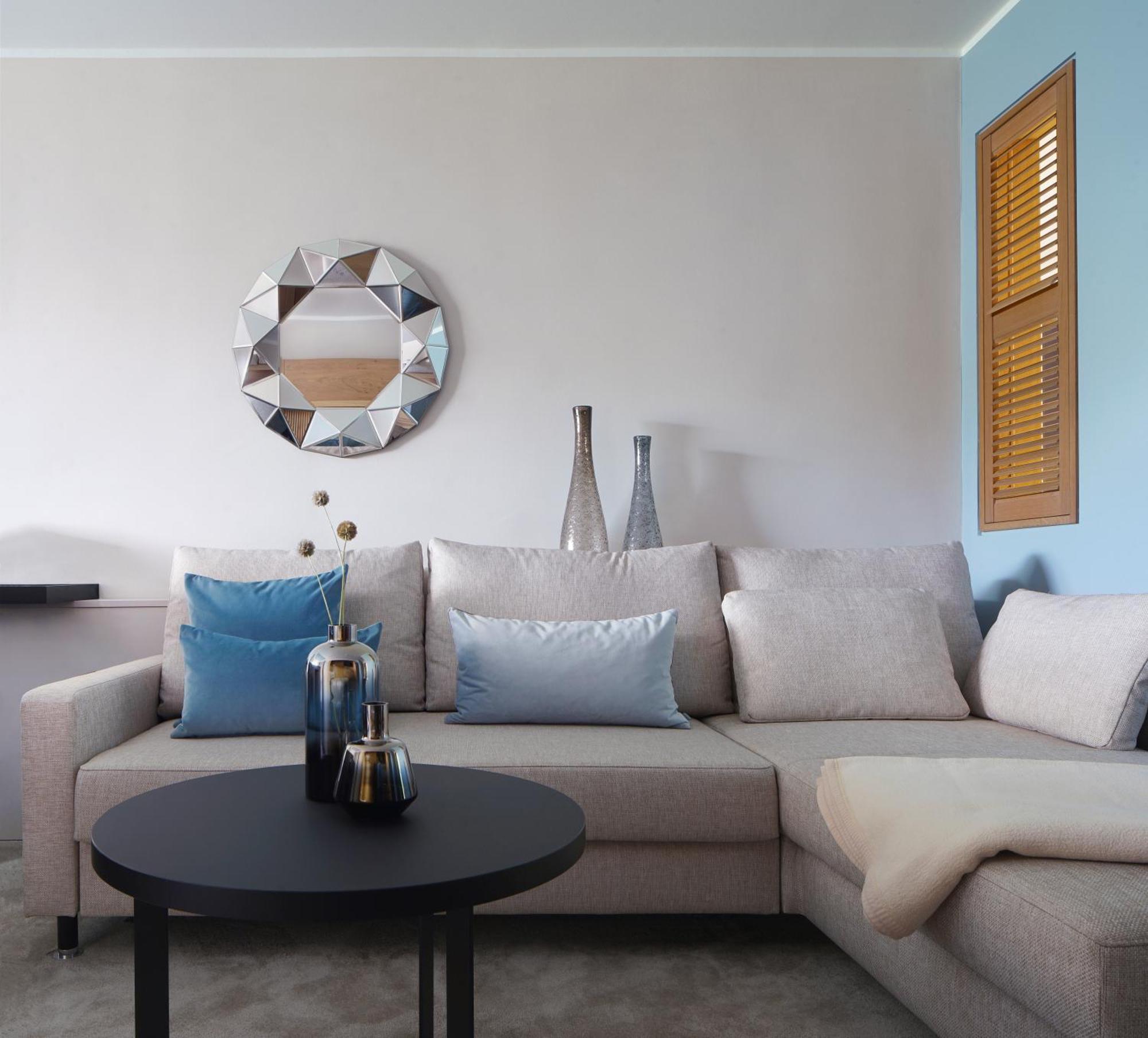 Das Tegernsee Dış mekan fotoğraf A modern sectional sofa